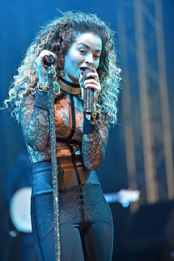 Ella-Eyre -V-Festival-Day-2